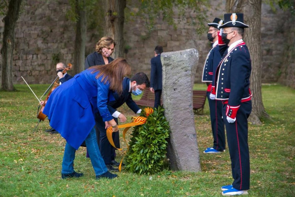 El presidente de la Generalitat, Pere Aragons; la presidenta del Parlament, Laura Borrs, y la alcaldesa de Barcelona, Ada Colau, en  la tradicional ofrenda floral a Lluís Companys.
