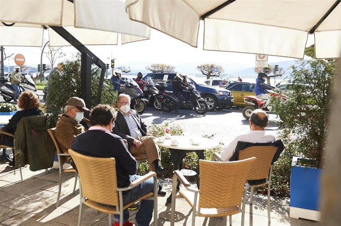 Archivo - Personas en una terraza de Santander