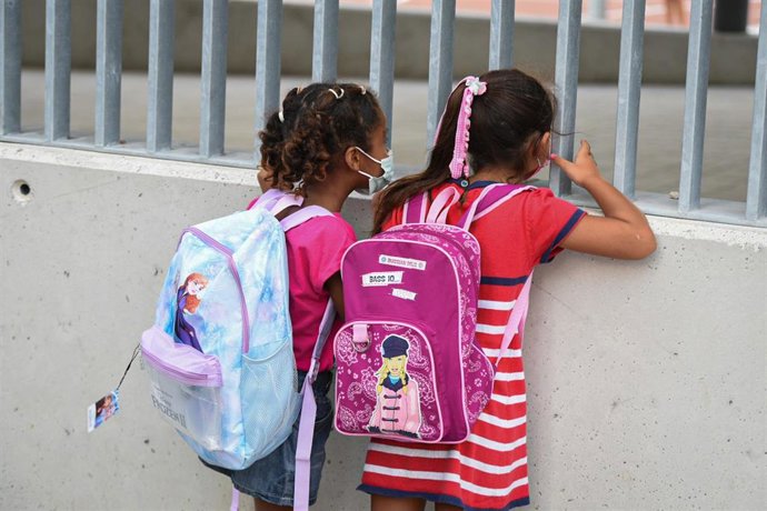 Archivo - Dos niñas a las puertas de un colegio