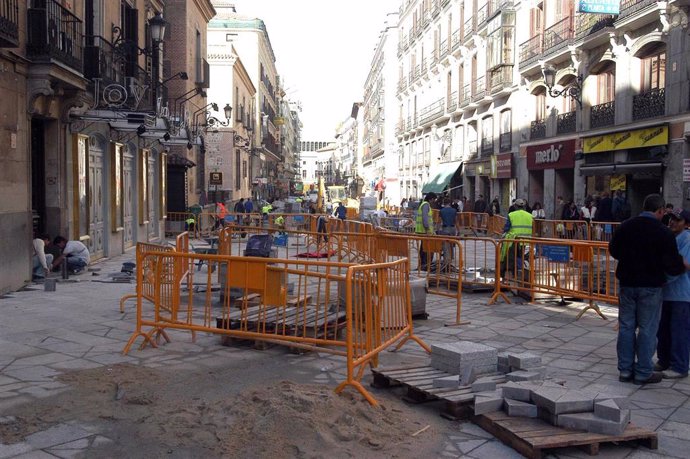 Archivo - Imagen de obras del Ayuntamiento de Madrid en la calle Arenal.