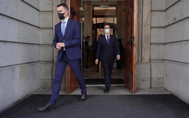 El portavoz del PSOE en el Congreso, Héctor Gómez (i), y el ministro de la Presidencia Félix Bolaños (c), se dirigen a una rueda de prensa en el Congreso de los Diputados, a 14 de octubre de 2021, en Madrid, (España).