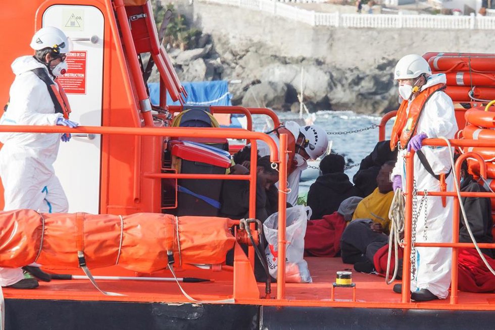 Archivo - La embarcación Salvamento Marítimo Guardamar Talía en un rescate de migrantes