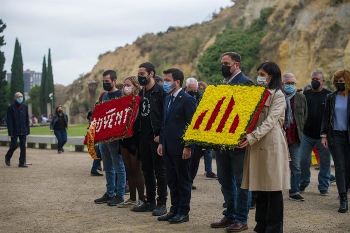 El president de la Generalitat, Pere Aragons, amb la delegació d'ERC, encapalada pel seu president, Oriol Junqueras, en l'ofrena floral a la tomba de l'expresident Lluís Companys