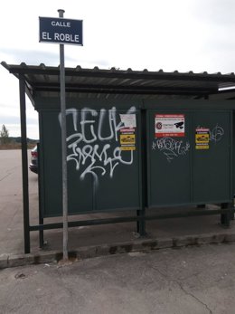 Una marquesina en Aldeamayor llena de pintadas.