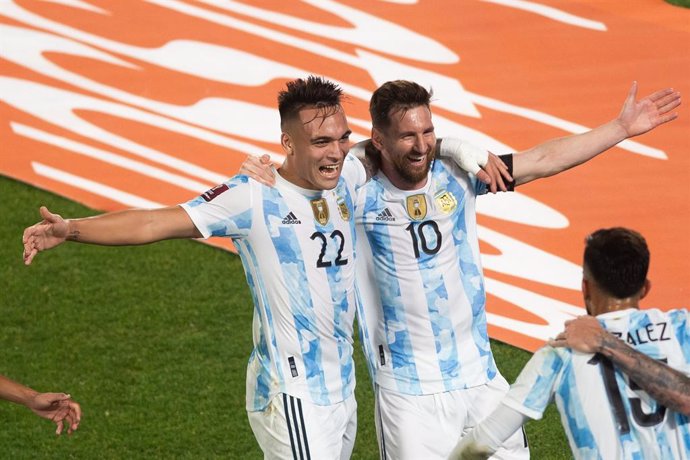 10 October 2021, Argentina, Buenos Aires: Argentina's Lautaro Martinez (L) celebrates scoring his side's third goal with Lionel Messi (C) during the FIFA World Cup 2022 Qatar qualifying soccer match Between Argentina and Uruguay at Estadio Monumental An
