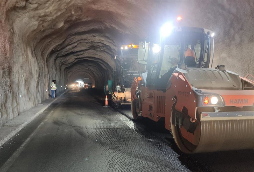 Labores de asfaltado en el túnel de Lizarraga.