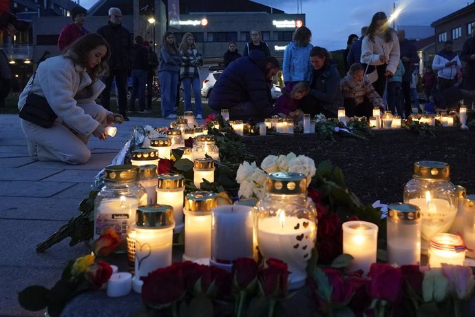 14 October 2021, Norway, Kongsberg: People light candles in memory of the victims of the Violent armed attack in Kongsberg, which left five dead and two injured. Photo: Terje Bendiksby/NTB/dpa