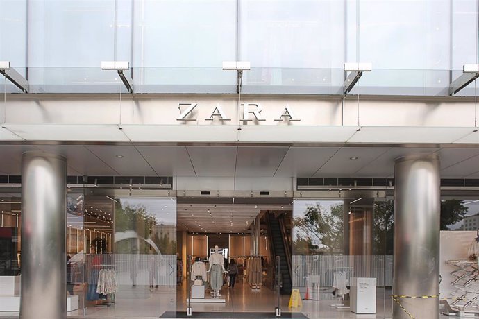 Archivo - Una tienda de Zara en el centro de Madrid