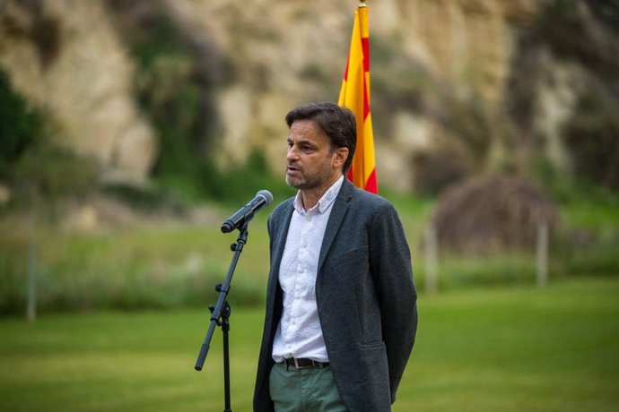 El president del Grup Unides Podem al Congrés, Jaume Asens, en l'ofrena floral a la tomba de l'expresident Lluís Companys