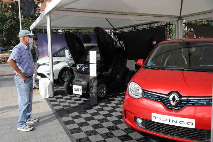 Un hombre con el nuevo Renault Twingo E-tech eléctrico, en la sexta edición de la Feria del Vehículo Eléctrico de Madrid 2021 (VEM), en la Plaza de Colón, a 17 de septiembre de 2021, en Madrid (España). 