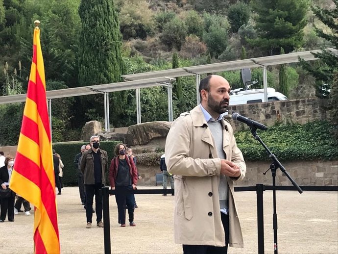 El vicepresident d'mnium Cultural, Marcel Mauri, en l'ofrena floral a l'expresident Lluís Companys 