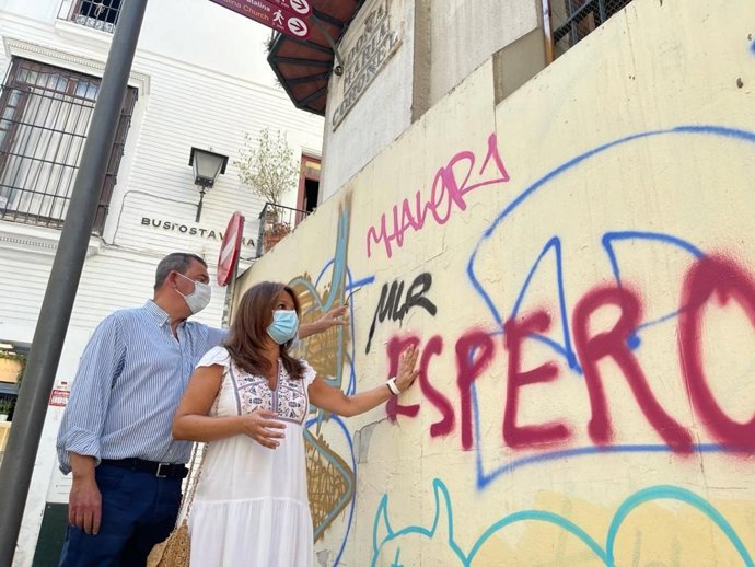 Archivo - Imagen de archivo de un grafiti en Sevilla, denunciado por el PP. 