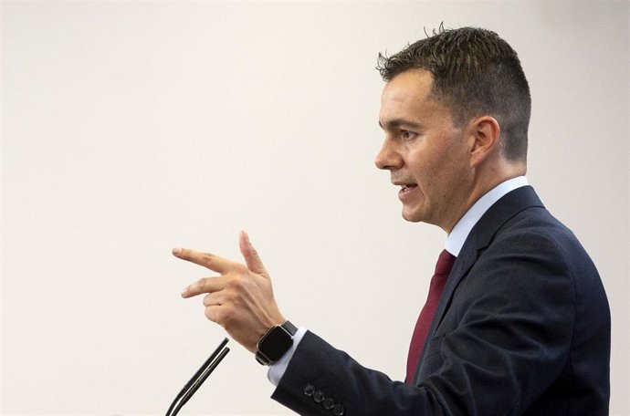 El portavoz del PSOE en el Congreso, Héctor Gómez, durante una rueda de prensa posterior a una reunión de la Junta de Portavoces en el Congreso de los Diputados, a 11 de octubre de 2021, en Madrid, (España). 