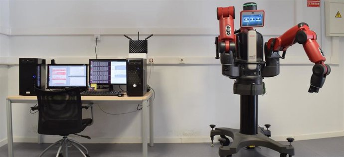 Escenario de control inalámbrico vía WiFi. El modelo de cerebelo, ejecutado en el ordenador, recibe la información sensorial del robot y genera la consecuente respuesta motora que es enviada al robot para su ejecución.