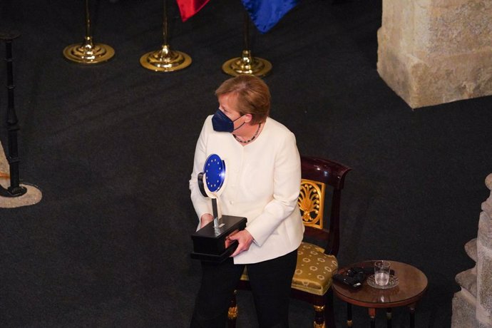 La canciller de la República Federal Alemana, Angela Merkel, recibe el 'Premio Europeo Carlos V' en su XIV edición, en el Real Monasterio de Yuste, a 14 de octubre de 2021, en Cuacos de Yuste, Cáceres, Extremadura, (España). Entregado por la Fundación A