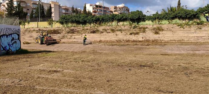 Limpieza de residuos y vegetación del velódromo del Tirador.