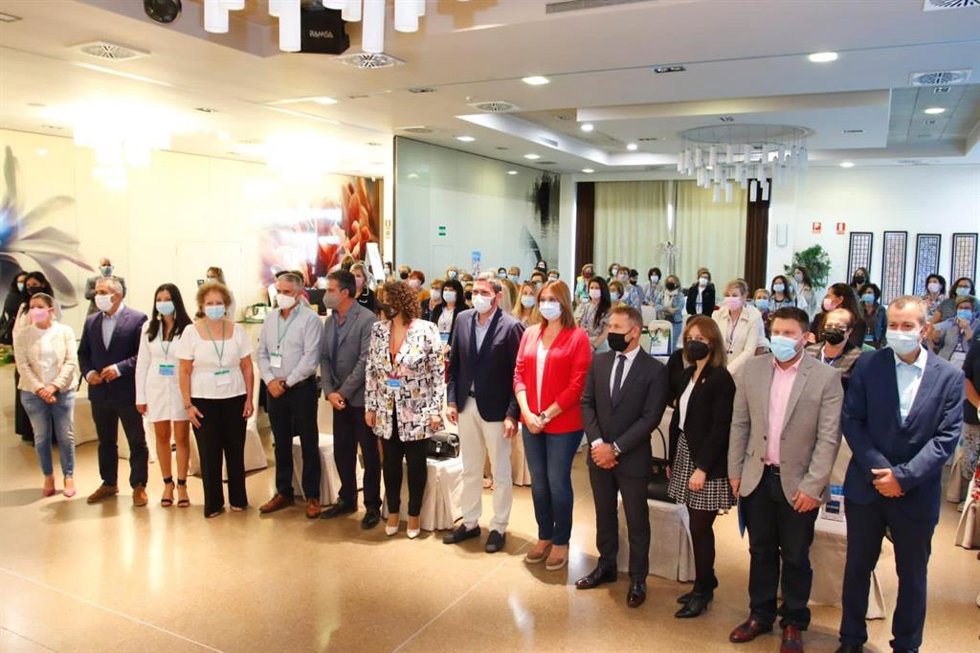 La vicepresidenta Isabel Franco y el consejero Antonio Luengo, junto con el resto de autoridades y organizadores del acto con motivo del Día de la Mujer Rural.