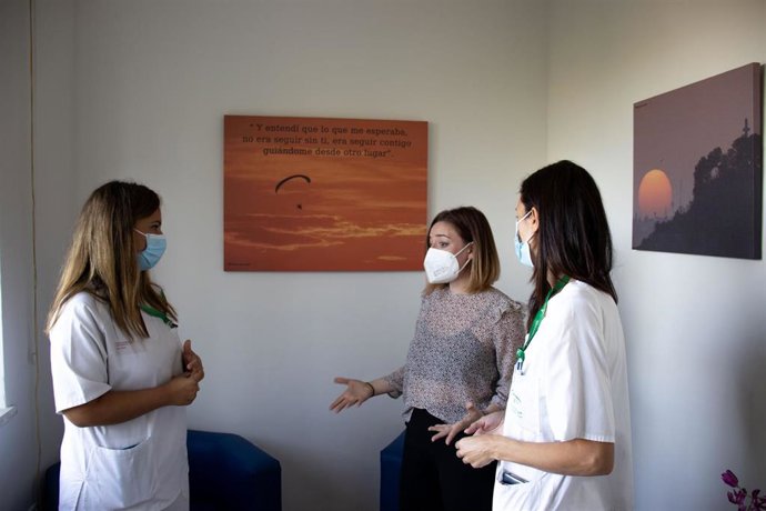 Matronas del Hospital Virgen de las Nieves de Granada charlan con la psicóloga en la sala de duelo perinatal