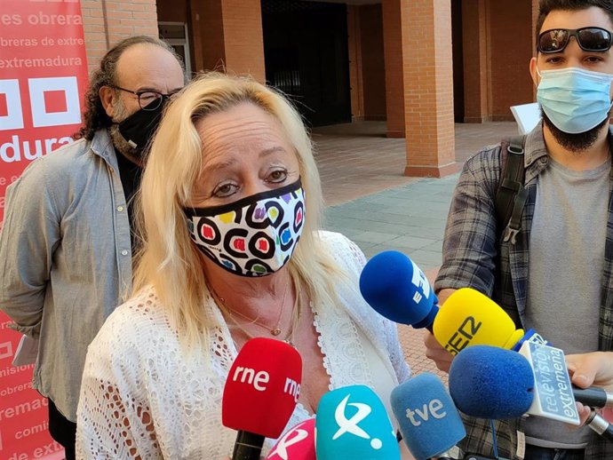 La secretaria general de CCOO Extremadura, Encarna Chacón, atiende a los medios de comunicación.