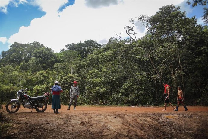 Personas se reúnen en un campo de las FARC después de la ratificación de los Acuerdos de Paz.