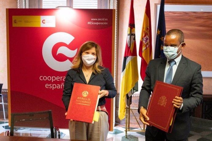La secretaria de Estado de Cooperación, Pilar Cancela, y el viceministro de Exteriores de Mozambique, Manuel José Gonalves