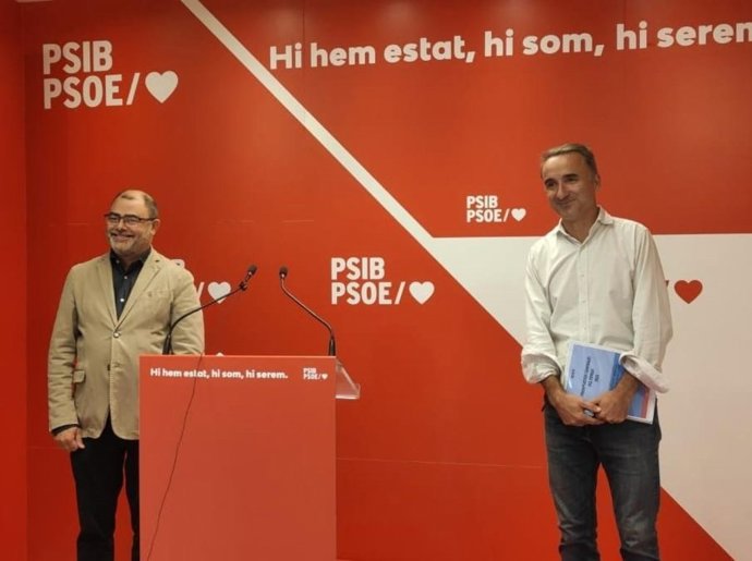 El portavoz del PSIB, Cosme Bonet, y el diputado en el Congreso Pere Joan Pons, en una rueda de prensa en la sede del PSIB.
