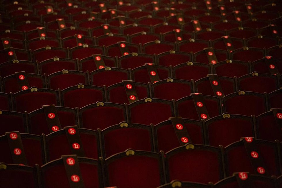 Archivo - Asientos precintados en el Liceu en una imagen de archivo.