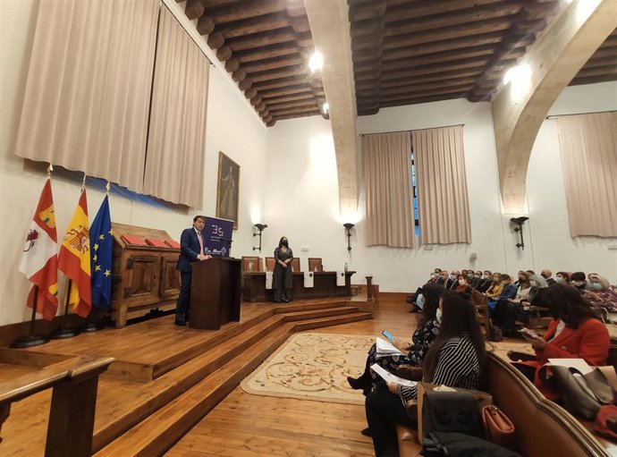Fernández Mañueco en su intervención en el acto del 35 aniversario de la Asociación Plaza Mayor de Salamanca.