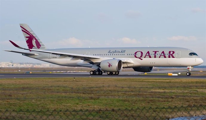 Archivo - Un avión de Qatar Airways
