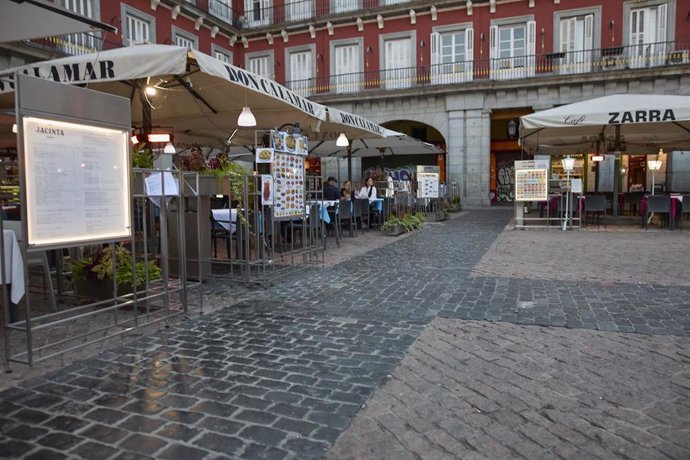 Varias personas en una terraza del centro de Madrid  