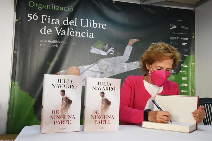 La escritora Julia Navarro firma ejemplares en la 56 Fira del Llibre de Valncia