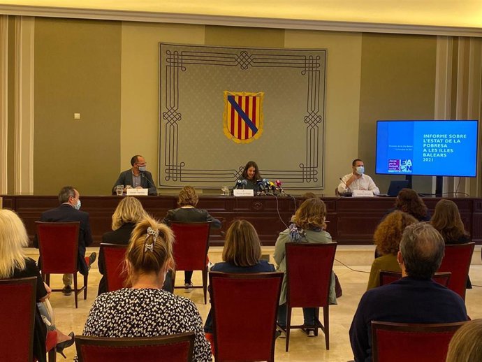 La vicepresidenta del Parlament balear, Gloria Santiago,  el presidente de la EAPN Baleares, Xavier Torrens, y el director técnico de la EAPN, Andreu Grimalt. 