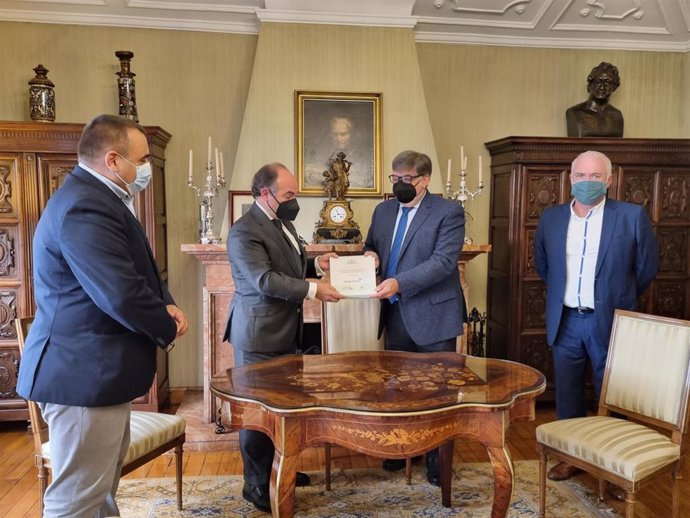 El profesor Juan María Aguado; el rector de la Universidad de Oviedo, Ignacio Villaverde; el consejero delegado de Recyclia, José Pérez y Javier Gutiérrez, asesor técnico de Tragatoner.