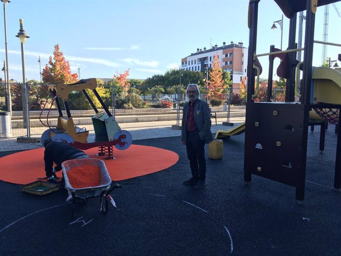 El Ayuntamiento sustituye el suelo de seis áreas de juegos infantiles para adecuarlos a la normativa vigentes