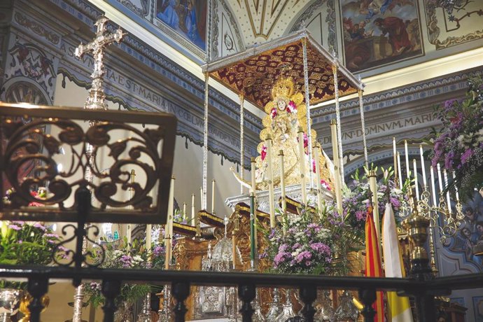 Archivo - La Virgen del Rocío en la parroquia de la Asunción de Almonte (Huelva).