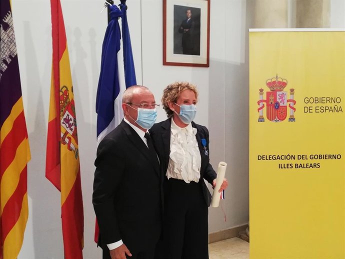 El embajador de Francia en España, Jean-Michel Casa, y la delegada del Gobierno en Baleares, Aina Calvo, durante el acto en el que Calvo ha recibido la Medalla de la Orden Nacional del Mérito de Francia.