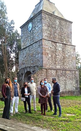El vicepresidente. Pablo Zuloaga, frente a la Torre del Reloj de Limpias, durante su visita al municipio