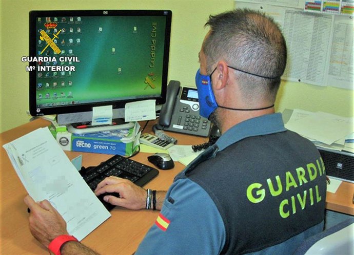Un agente de la Guardia Civil durante la operación