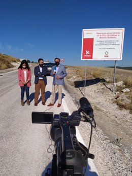El delegado de Medio Natural y Carreteras de la Diputación de Córdoba, Francisco Palomares (dcha.), vista la CO-5302.