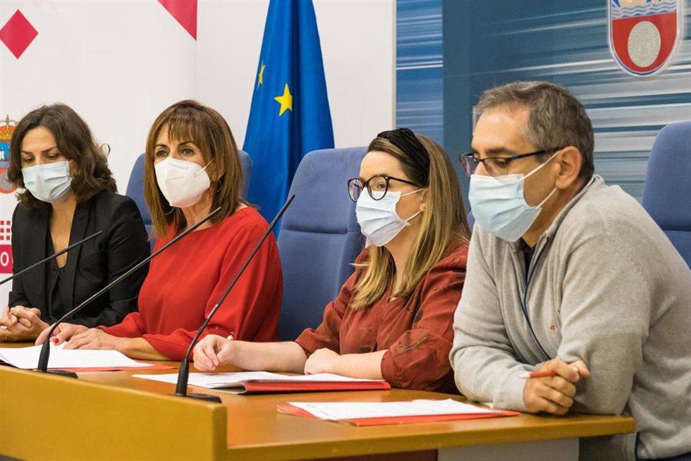 La consejera de Empleo y Políticas Sociales, Ana Belén Álvarez, presenta el balance del II Acuerdo del Diálogo Social junto a representantes de CEOE, CC.OO, y UGT