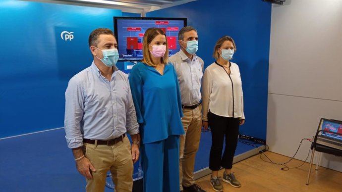 La presidenta del PP de Baleares, Marga Prohens, con diputados y senadores de la formación.