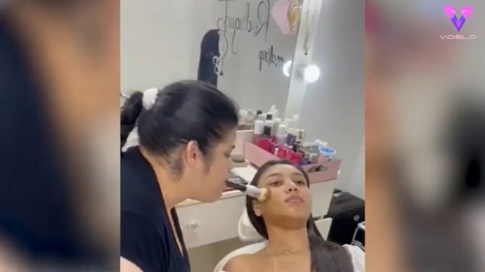 Clelia Rodriguez nació con una discapacidad en sus articulaciones y hoy es maquilladora profesional con mucho talento