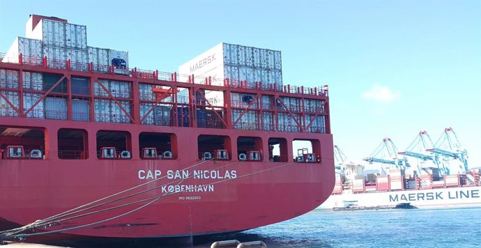 Archivo - Barco con contenedores en el puerto de Algeciras