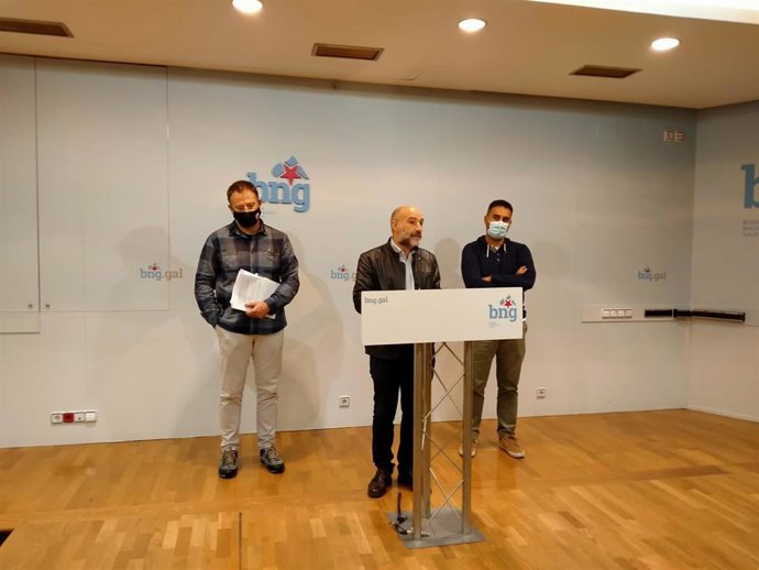 El diputado del BNG en el Congreso, Néstor Rego, y el secretario xeral de la CIG, Paulo Carril, en rueda de prensa sobre la reforma de las pensiones