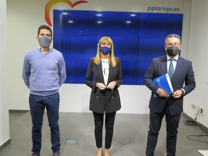 El diputado nacional del PP, Javier Merino junto a los senadores del PP de La Rioja, Ana Lourdes González y Carlos Yécora