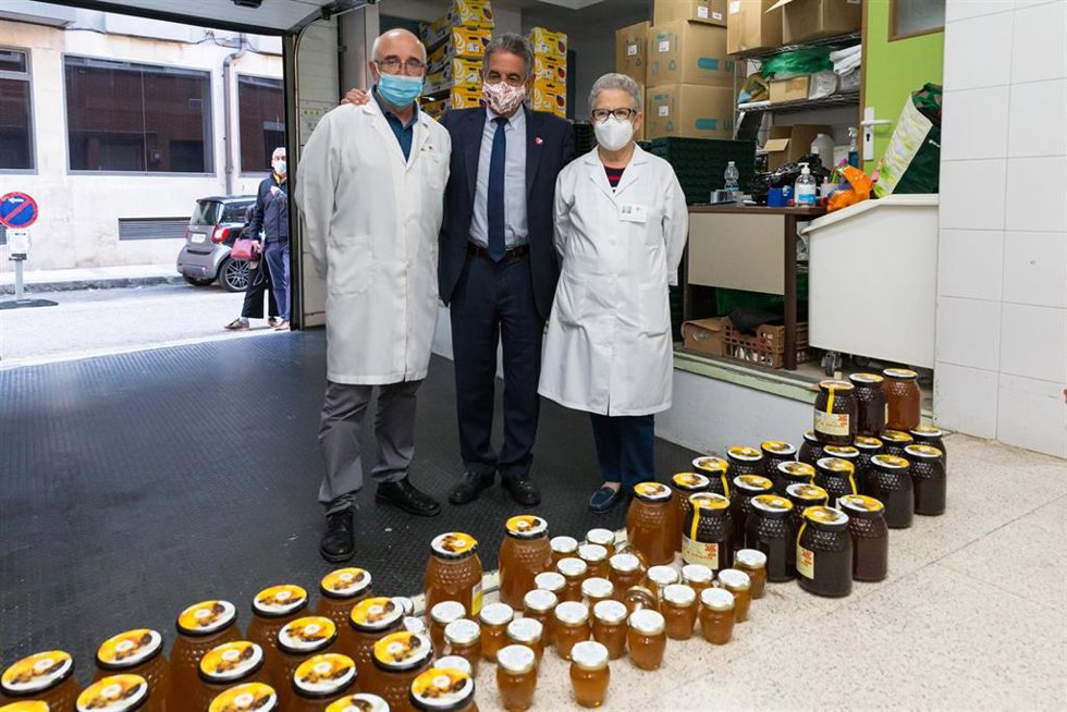 El Presidente De Cantabria, Miguel Ángel Revilla, Entrega A La Cocina Económica Los 67 Kilos De Miel Del Premio 'Su Peso En Miel' Recibido En La Feria Apícola De Campoo De Yuso