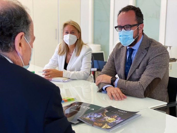 La portavoz de Vox en el Ayuntamiento de Oviedo, Cristina Coto y el portavoz de Vox en la Junta General, Ignacio Blanco.