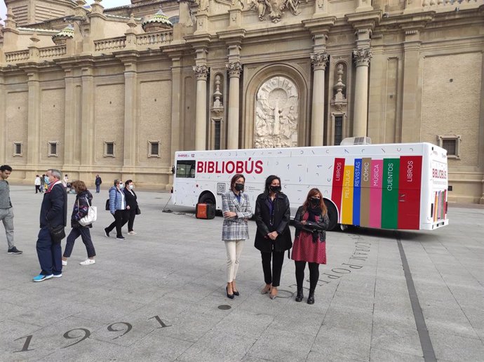 Presentación de la nueva imagen del Bibliobús, en la plaza del Pilar de Zaragoza.