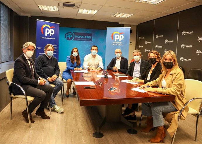 El presidente del PP en la provincia de Valencia, Vicente Mompó, la diputada nacional Belén Hoyo y el senador Fernando de Rosa valoran el proyecto de los PGE de 2022