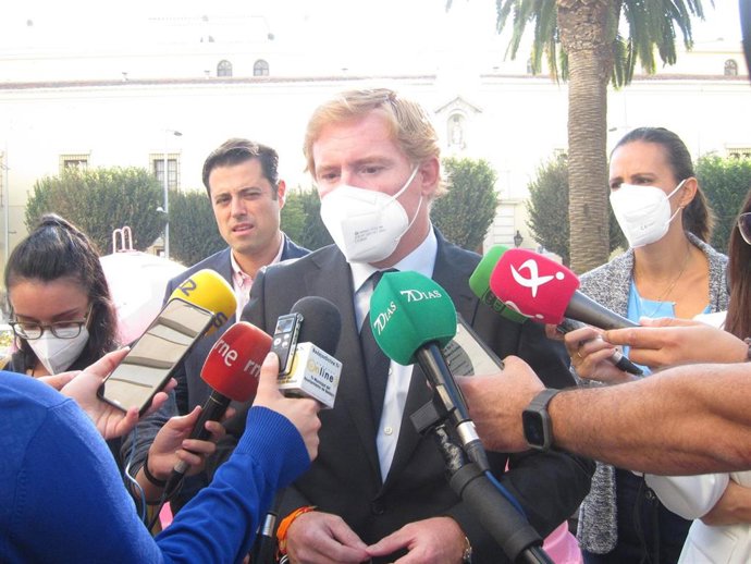 El alcalde de Badajoz, Ignacio Gragera, atiende a los medios